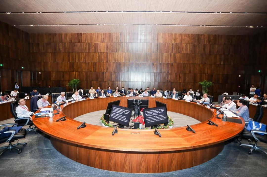 激光极端制造国际学术会议现场的专家交流